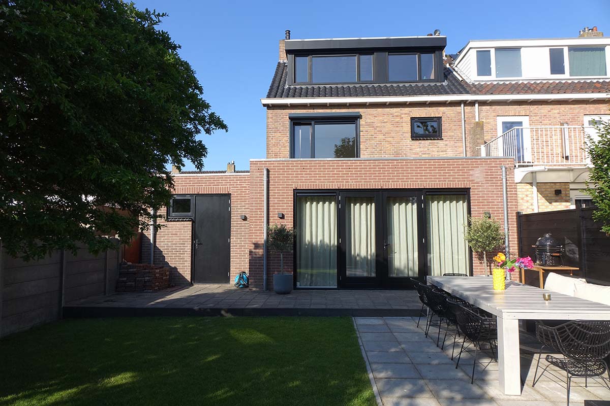 Aanbouw aan hoekwoning in Monster in stijl van bestaande woning, gerealiseerd door Bouwbedrijf Van Maanen voor extra leefruimte en daglicht